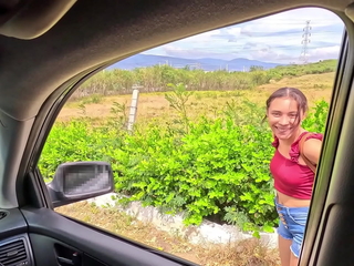 ENCUENTRO UNA POBRE CHICA CAMINANDO POR