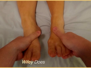 Wifey gets her soles and toes touched