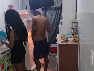 Marido acorda com fogo no pau e pega sua