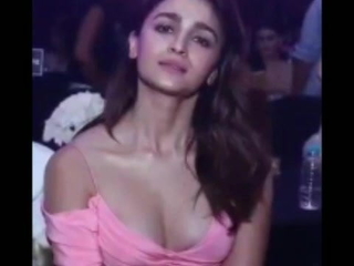 Alia Bhatt bra-stuffers display molten