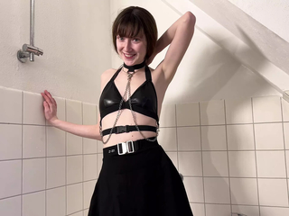 Teenage-girl pees into their way shower