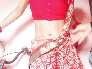 Desi bhabhi saree pahankar cycle chala